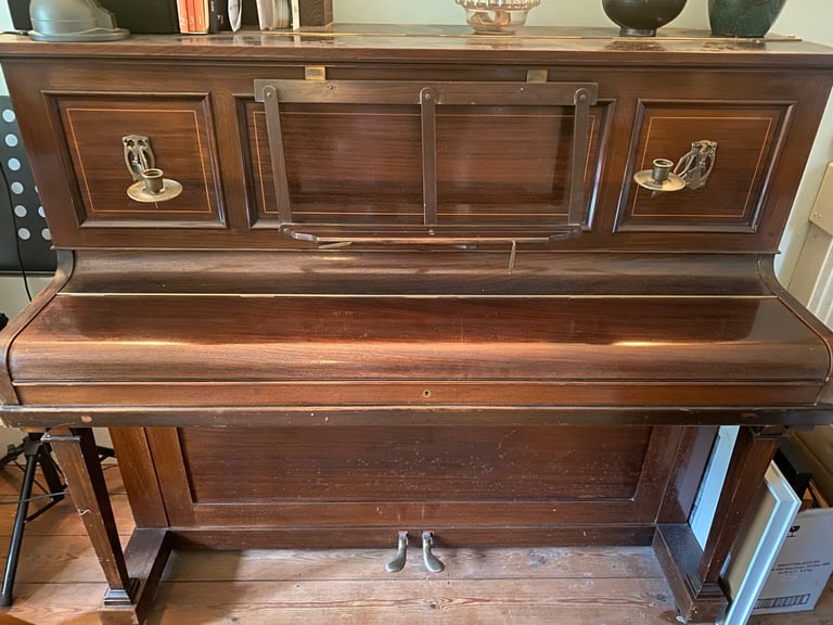 Piano upright