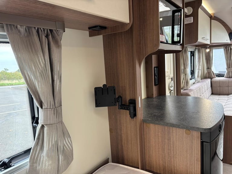 2019 Bailey Phoenix Vogue 642 SE Fixed Beds, End Washroom, 12 Months Warranty