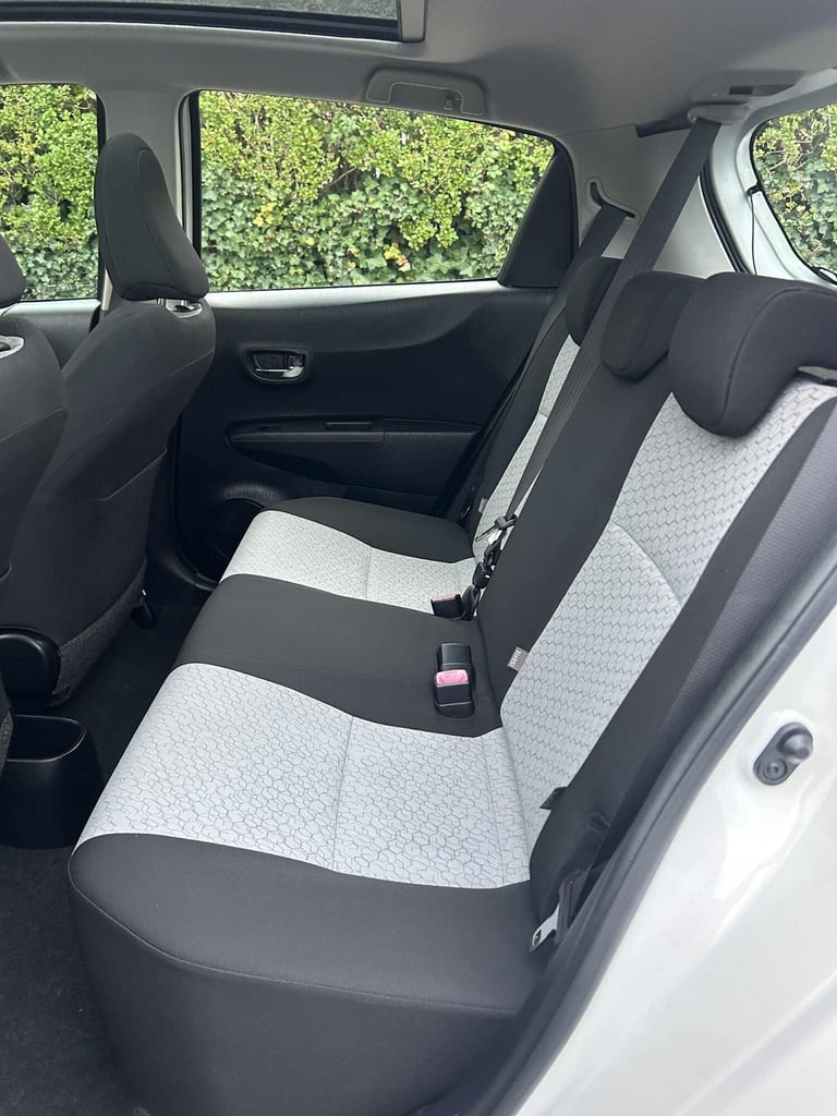 2011 Toyota Yaris 1.33 VVT-i T Spirit 5dr-10 service stamps HATCHBACK Petrol Manual