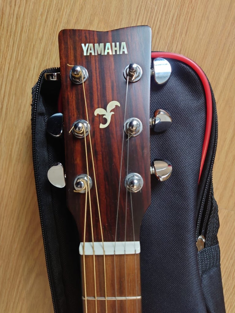 Yamaha FG700MS Solid Top Acoustic guitar with gigbag