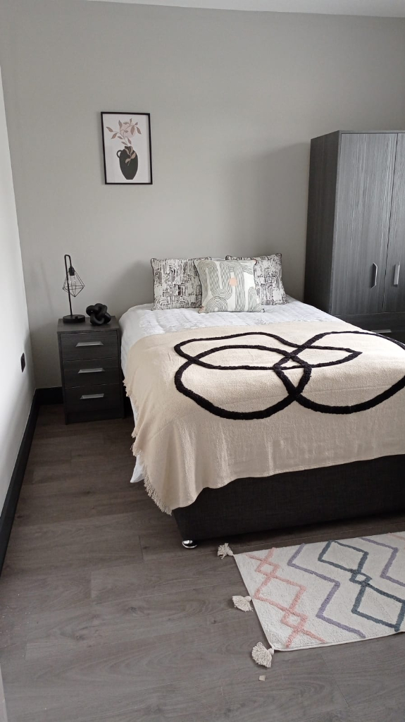 Fully Self contained studio in Hackney. Uncapped tenant only. in