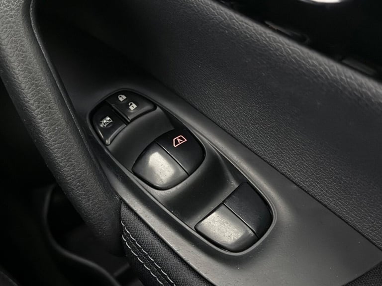 2016 Nissan Qashqai 1.2 DiG-T N-Connecta 5dr HATCHBACK PETROL Manual