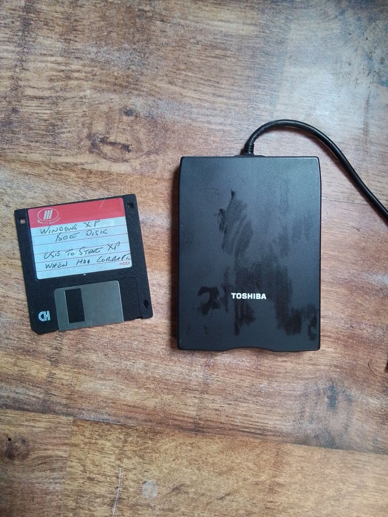 TOSHIBA USB FDD KIT (model PA3109U-1FDD)