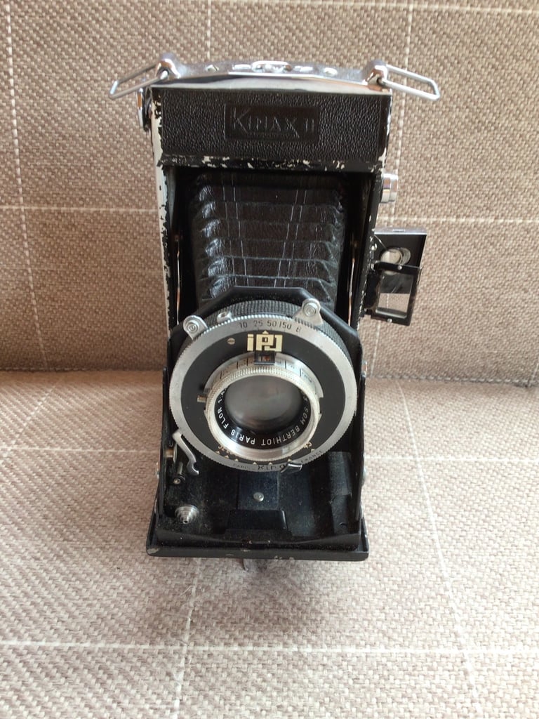 Vintage Kinax II camera made in France with a leather case
