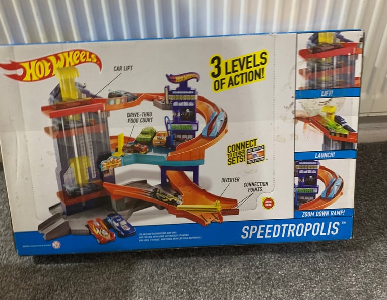 Hot wheels track with cars 