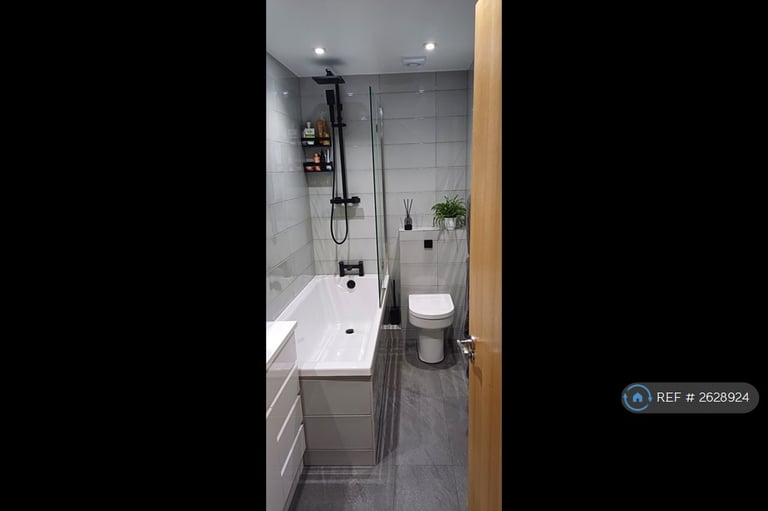 1 bedroom flat in St Davids Square, Canary Wharf, E14 (1 bed) (#2628924)