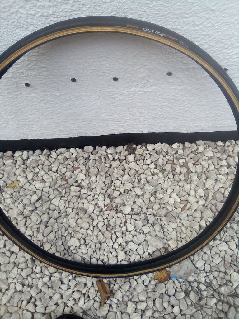 image for Continteal tyre size 700x25c 