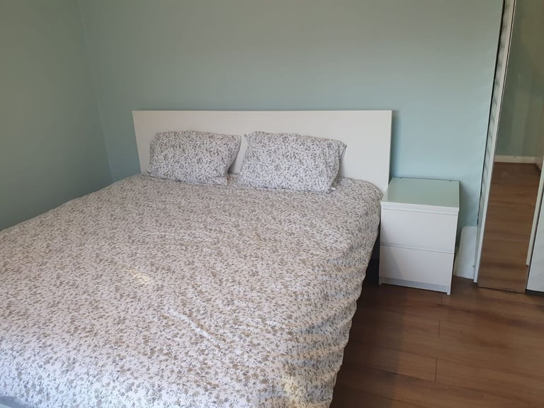 Large room with super king bed - bathroom, WC and kitchen (UB5 6JB)