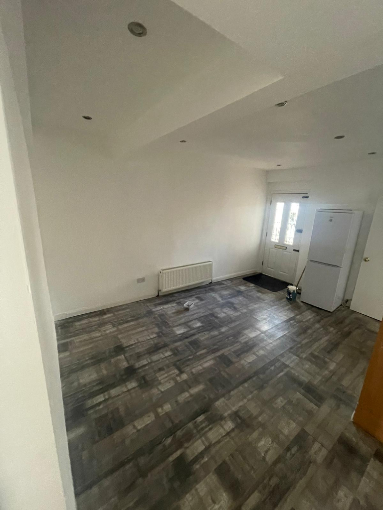 4Bedroom Rental with 2 Kitchens & 2 Bathrooms COMPANY LET AGREED in