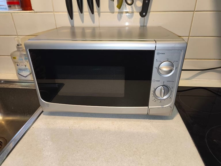 Microwave SAINSBURY 700 W