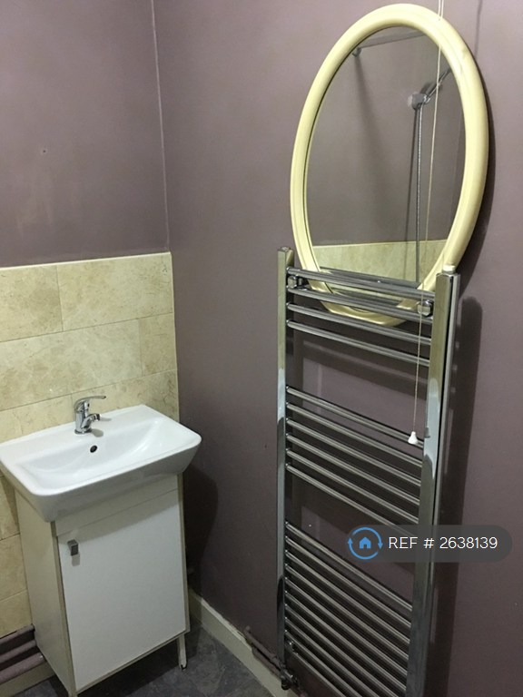 1 bedroom flat in Leyton, London, E10 (1 bed) (#2638139)