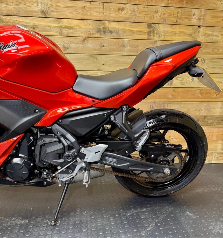 Kawasaki EX 650 Ninja / 2017 model / only 4568 miles!