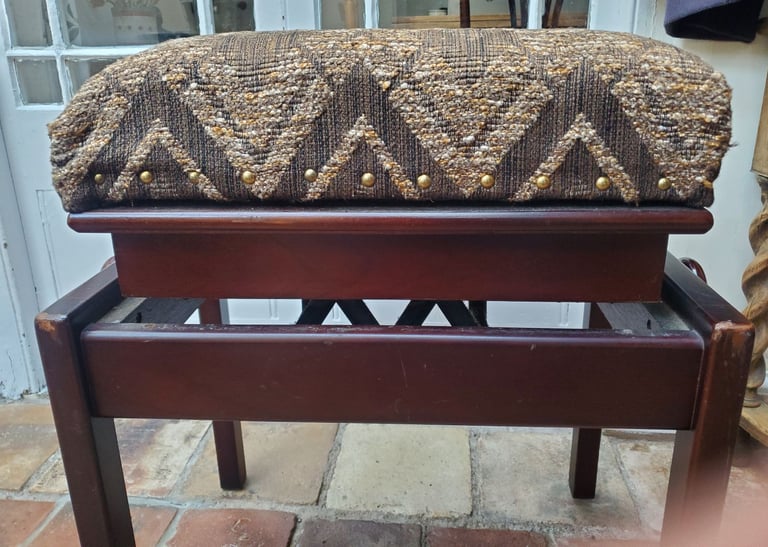 Piano stool, adjustable height