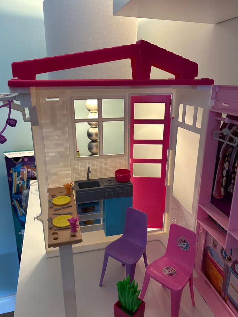 Barbie portable house and dolls bundle