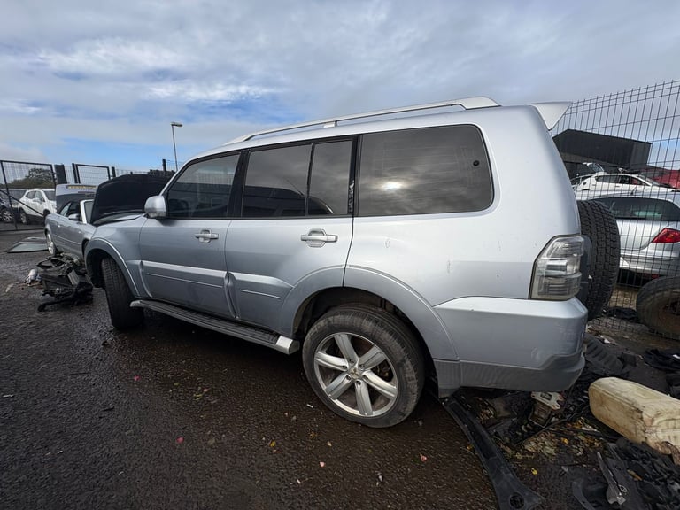 Mitsubishi shogun, 3.2 diesel, breaking for parts only, all parts available. 