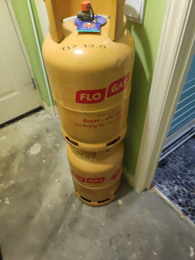 Portable gas heater with 2 gas canisters 