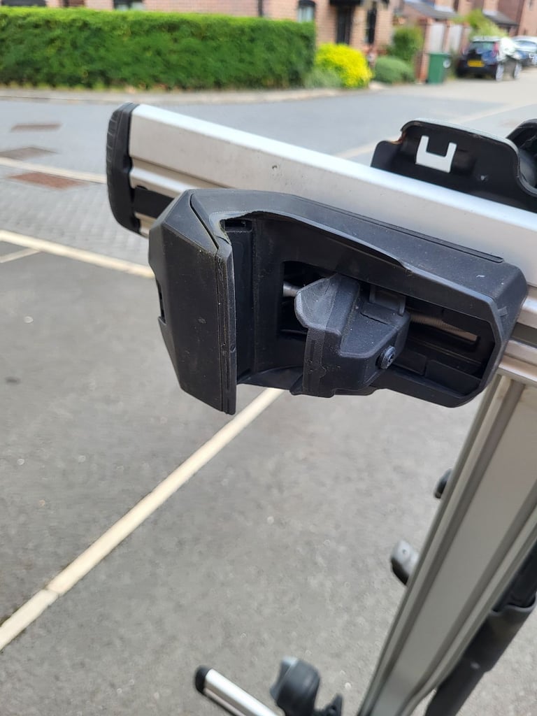 Thule Evo bars plus 3 x thule pro ride
