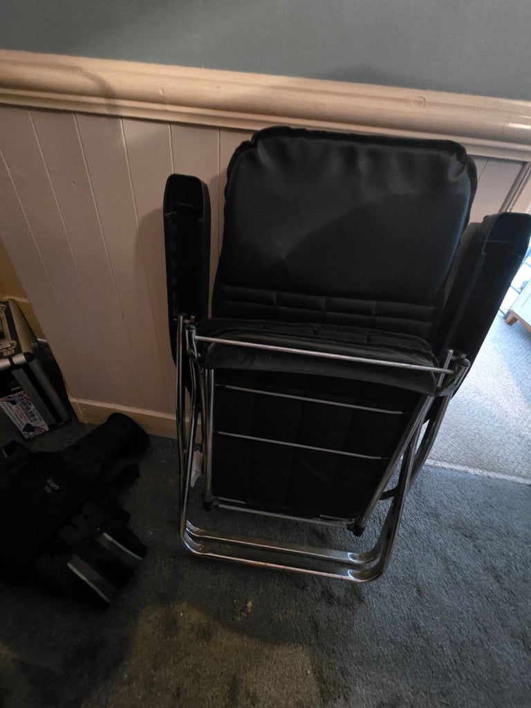 Black leather-look foldable chair - FREE