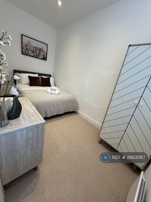 1 bedroom flat in Northenden Road, Sale, M33 (1 bed) (#2663087)