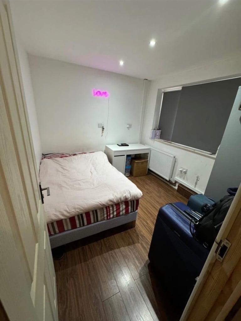 Room to let - LS6 Hydepark £430 PCM includes bills