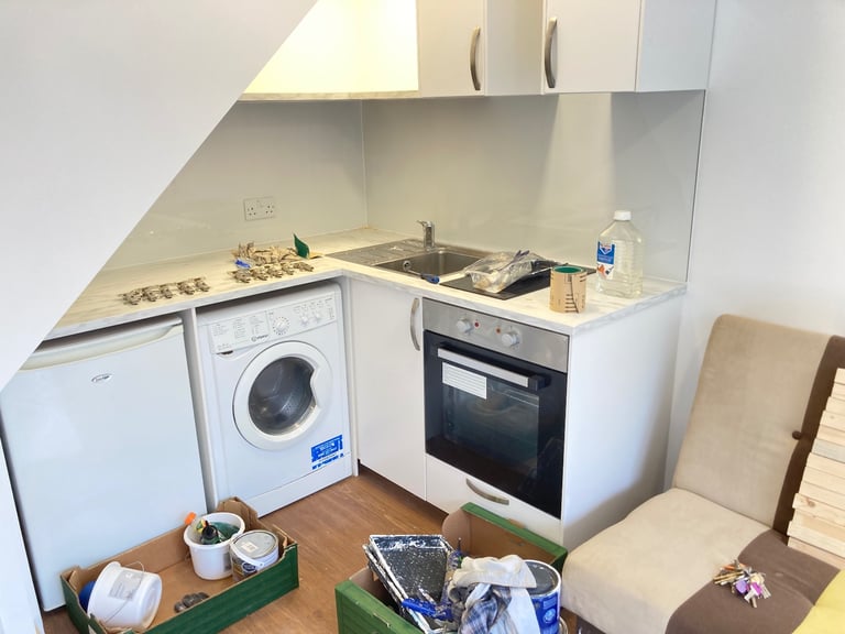 Converted 1stFloor 1 Bed Flat BuiltInDrobes Shower OpenKitchenDiningSitting VeryNearTubeBusShopsPark