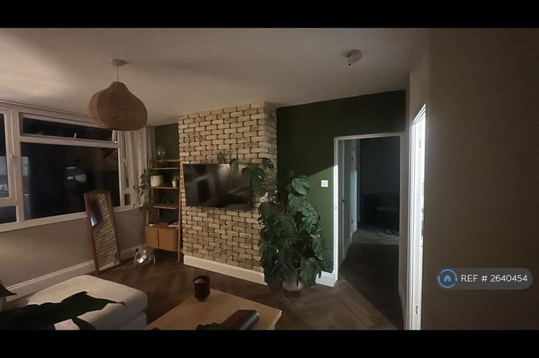 1 bedroom in Strathdon Drive, London, SW17 (#2640454)