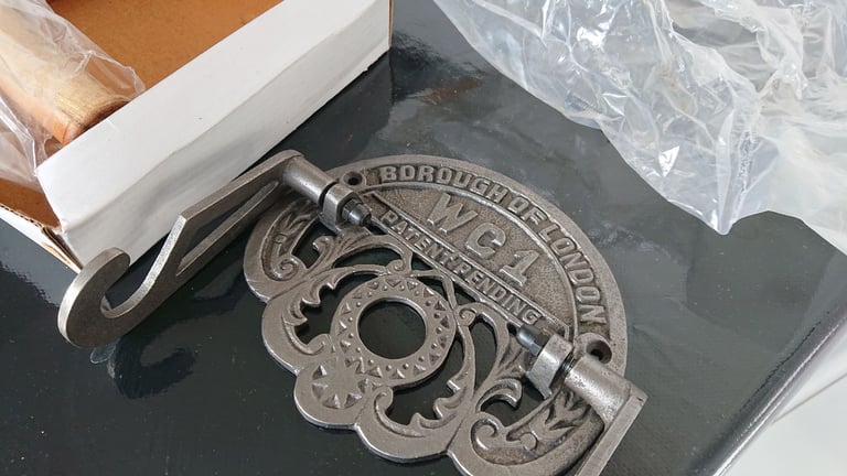 Victorian style toilet roll holder