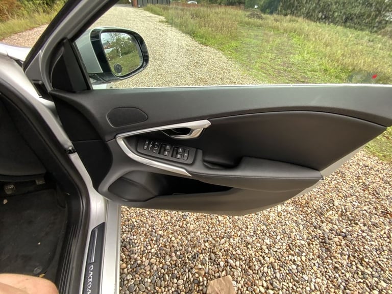 2014 Volvo V40 1.6 D2 SE Lux Nav Hatchback 5dr Diesel Manual Euro 5 (s/s) (115 ps) Hatchback Dies...