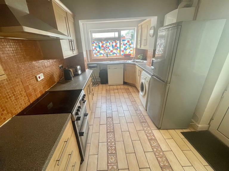 4 bedroom attached house Rugby centre 