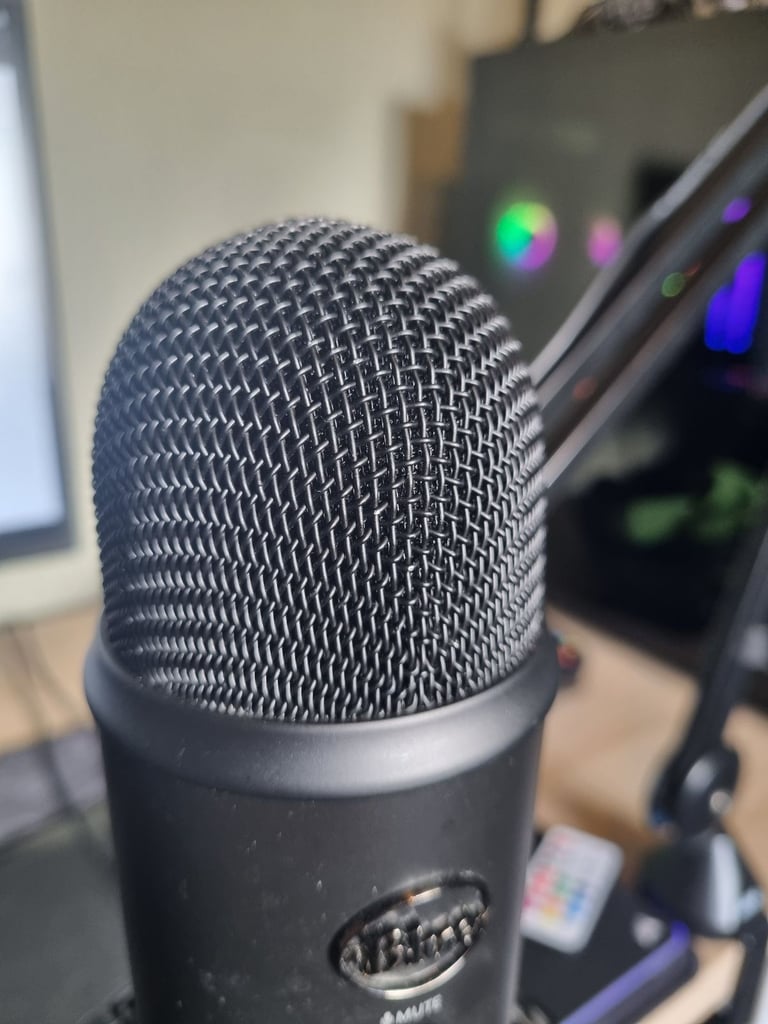 Blue Yeti Blackout USB Microphone, RODE PSA1 Professional Studio Arm + Shock Mount & 3m USB cable