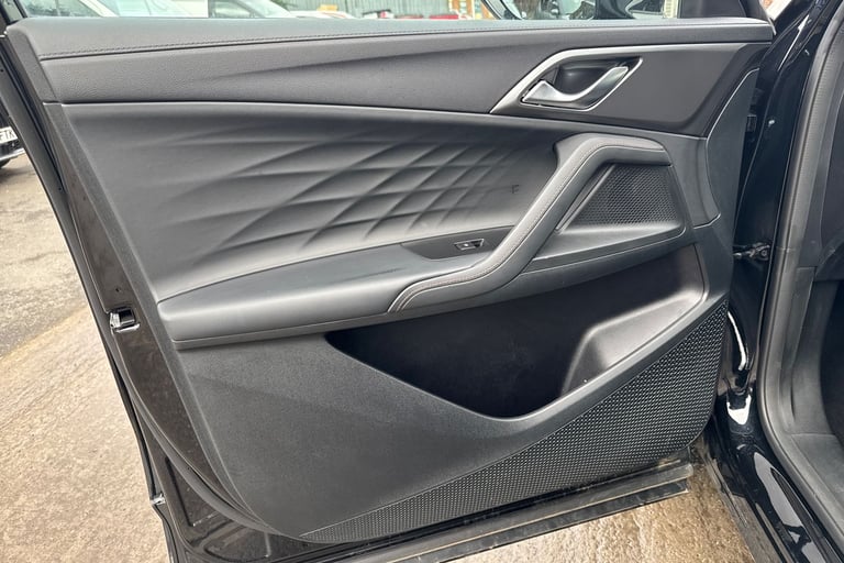 2025 MG MG HS 106287 Hatchback Petrol Automatic