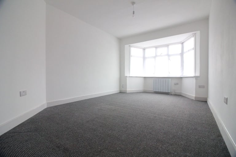 REFURBISHED TWO BED GARDNE FLAT WITH FREE PARKING- HANWORTH FELTHAM HOUNSLOW