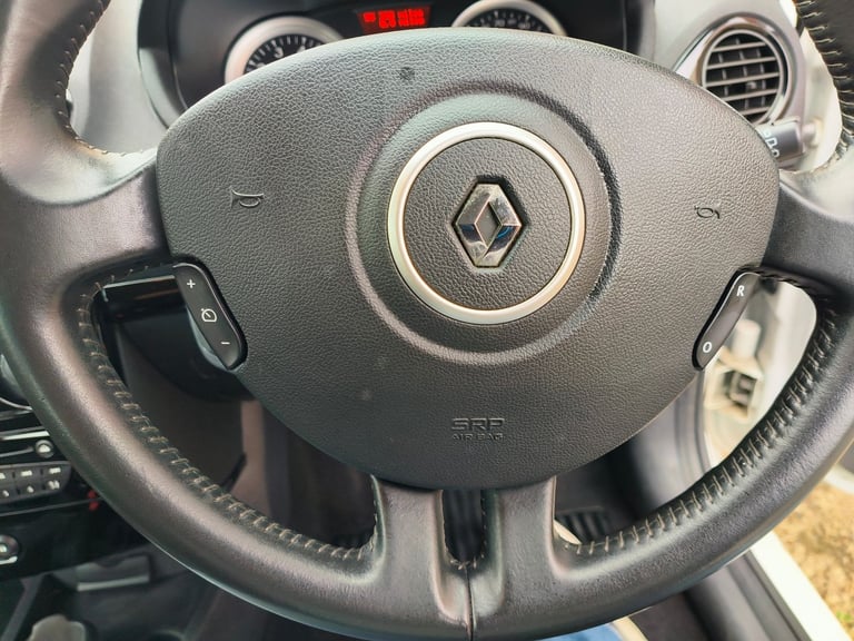 2011 Renault CLIO dynamique TomTom series.