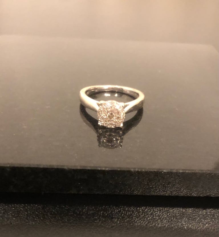 Engagement ring 18kt white gold cluster 0.25 diamond ring