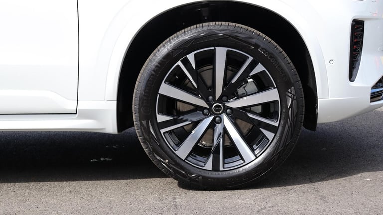 2025 Volvo XC90 B5 (P) AWD Plus Dark (Harman Kardon Sound, 360 Camera, Apple CarPlay, BLIS) ESTAT...