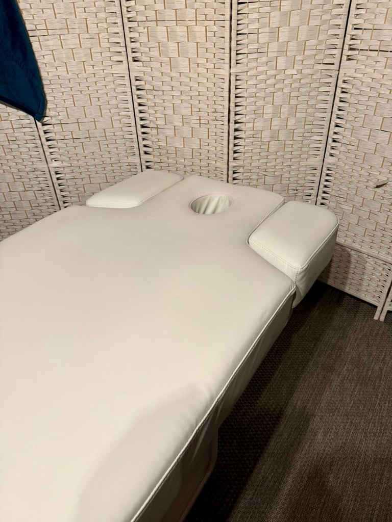 Luxury 3-Motor Electric Massage Bed – Immaculate Condition