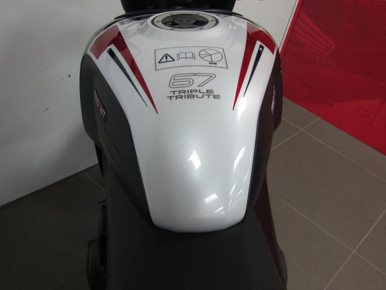 2025 Triumph Trident 660 - Triple Tribute