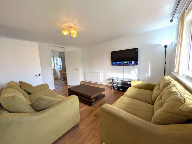 Newly Decorated 2 Bedroom Flat with Private Parking and Balcony in Gilmerton Edinburgh