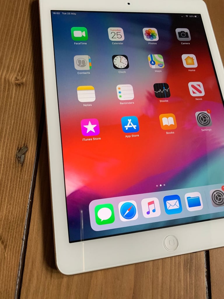 APPLE IPAD AIR 2 WIFI CELLULAR IOS15 - FREE new charger - Great condition - can deliver