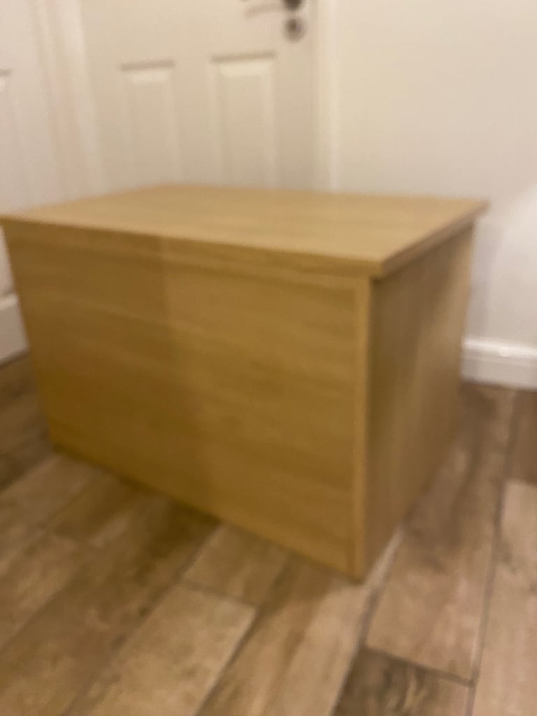 Oak-Effect Toy Chest