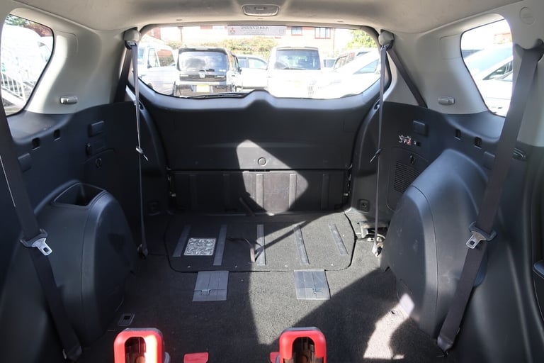 2012/12 White Mitsubishi Outlander 2.2 DI-D GX3 5dr 2WD 7 Seat