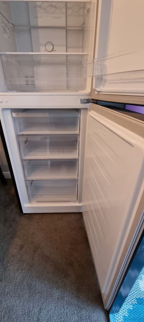 BOSCH fridge freezer -50/50 Defrosting (fully automatic no frost system)