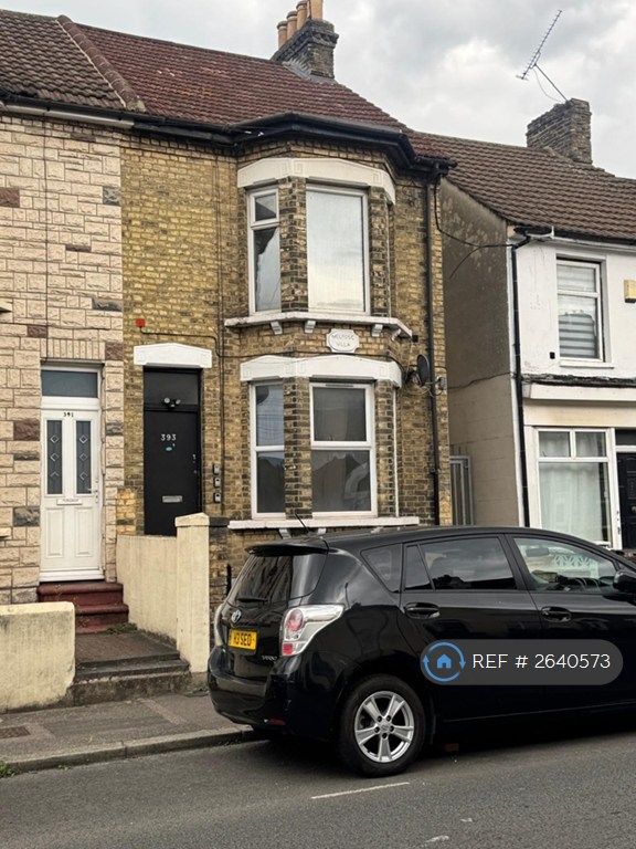 1 bedroom flat in Luton Road, Chatham, ME4 (1 bed) (#2640573)