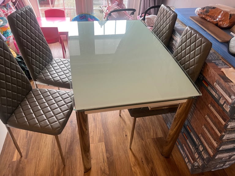 Glass extendable table and 4 chairs 