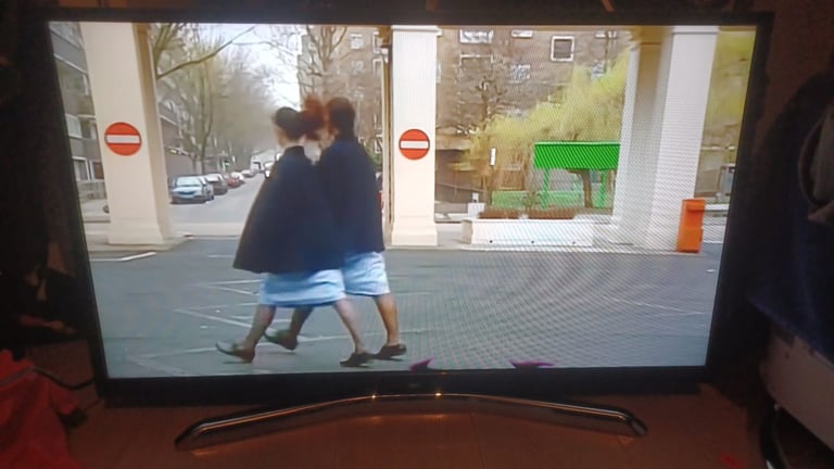 FREE DELIVERY excellent 39 BUSH LED SMART TV HDR HD ready Freeveiw channels inbuilt 