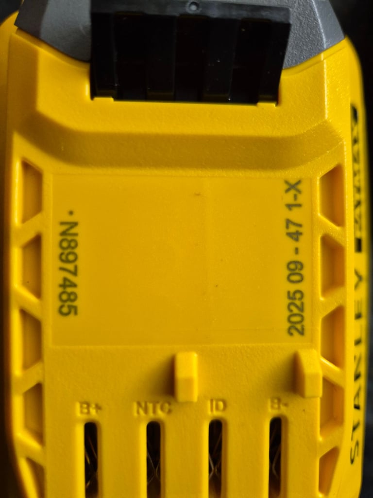 V20 fatmax 4amp battery and charger