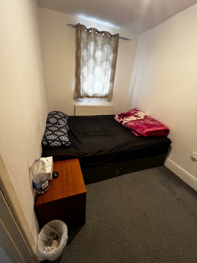 Spacious Furnished Room Available in Manchester