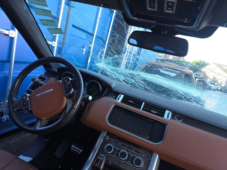 Left-hand drive dashboard rangerover 2020