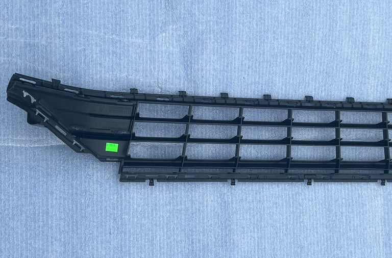 GENUINE VW GOLF  BUMPER LOWER CENTER GRILLE BLACK TRIM