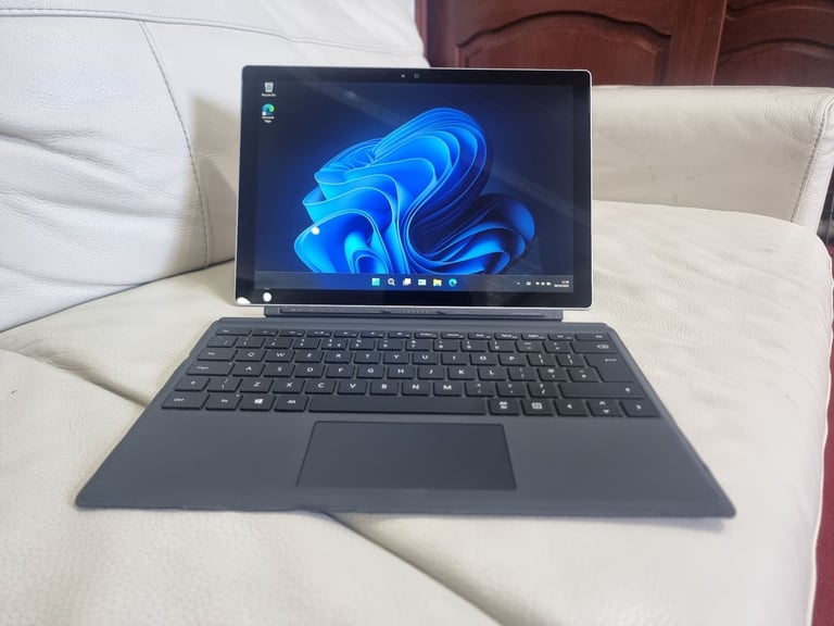 Microsoft Surface Pro 4. i7 6650U, 8GB RAM, 256GB NVME.